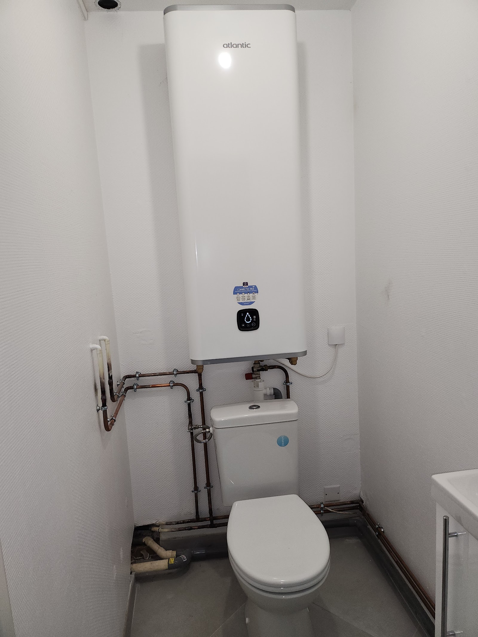 Installation d'un chauffe-eau électrique et sanitaires